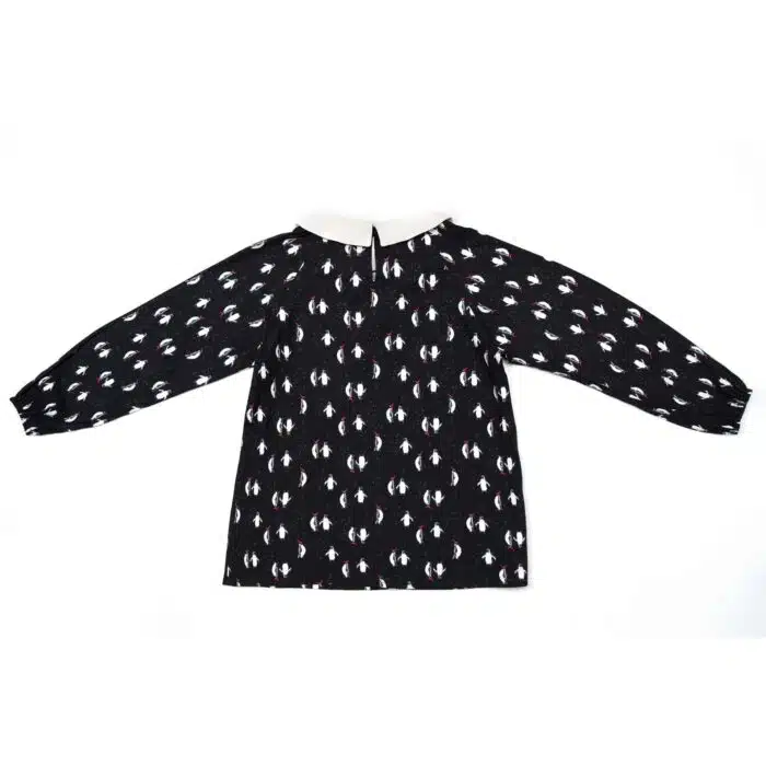 blouse de Noël fantaisie pour fille à manches longues, couleur noir imprimée pingouin blanc et rouge, col Claudine blanc. De la marque de mode pour enfant LA FAUTE A VOLTAIRE
