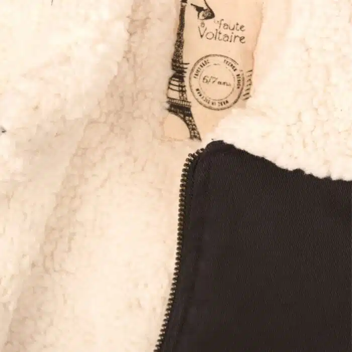 Blouson aviateur intersaison en coton matelassé noir, avec poches, fermeture éclair et doublure en fausse fourrure beige imitation mouton pour garçons de 2 à 12 ans. La Faute à Voltaire, marque créateur française pour enfants en commerce équitable.