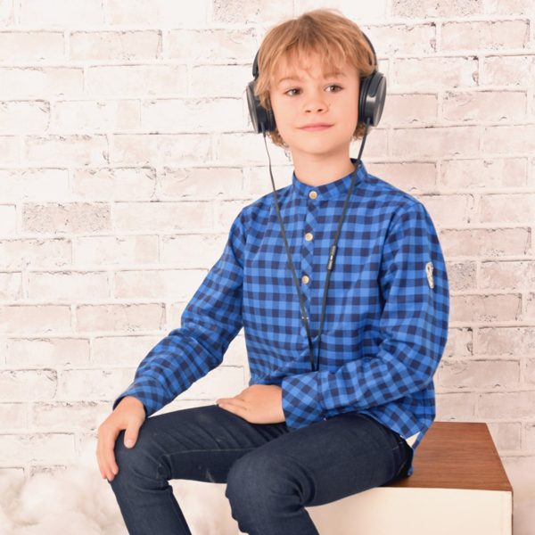 Mao Collar shirt in navy blue and king blue vichy plaid cotton with snaps for boys from 2 to 12 years old. La Faute à Voltaire, a French creative brand for children in fair trade.