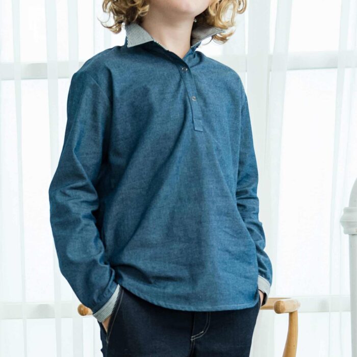 chemise manches longues pour garçon de 2 à 14 ans en fin coton denim bleu foncé avec col pointu et coudières en jean à rayures bleu marine et beige