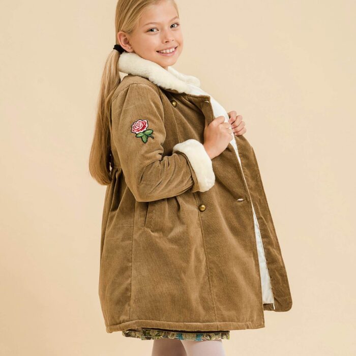Beige velvet long coat for girls 2 to 14 years old with off-white faux fur collar and adjustable long sleeves. Children's fashion in fair trade LA FAUTE A VOLTAIRE