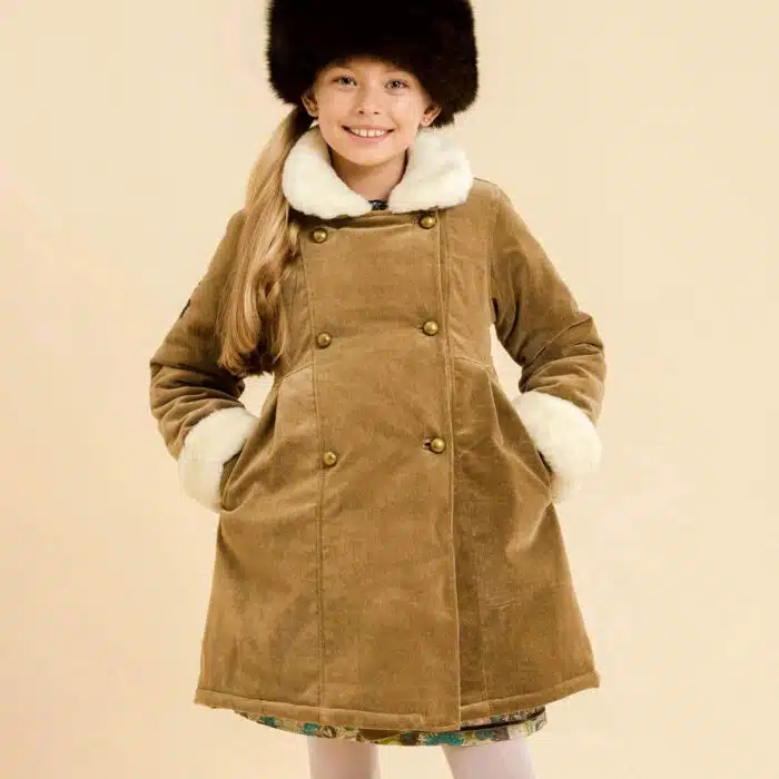 manteau croisé mi-long en velours beige avec col fausse fourrure pour filles de 2 à 14 ans avec col en fausse fourrure beige. Mode enfant en commerce équitable LA FAUTE A VOLTAIRE
