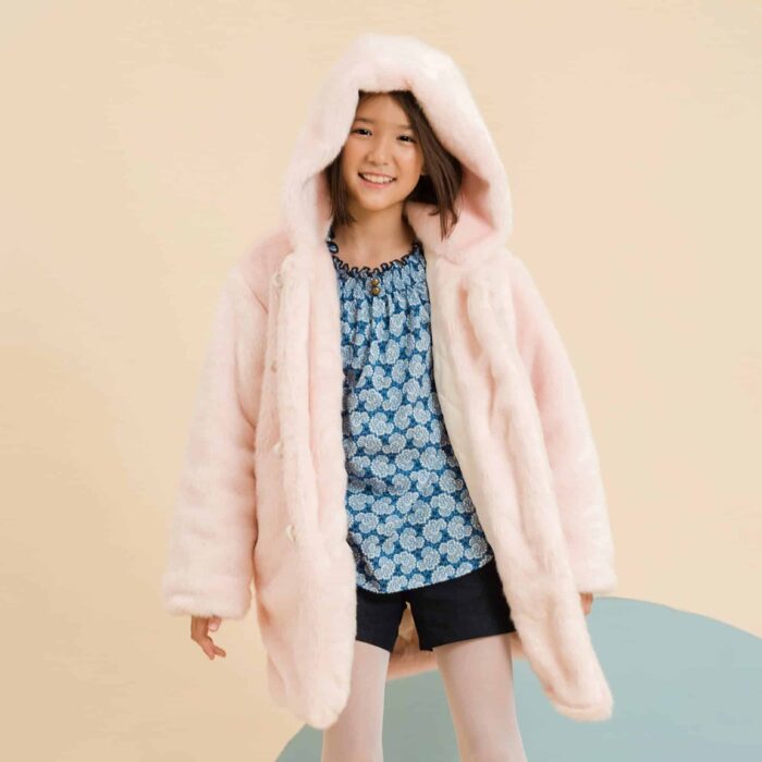 Manteau duffle-coat fille en fausse fourrure rose clair avec une grosse capuche de la marque de mode pour enfant en commerce équitable LA FAUTE A VOLTAIRE