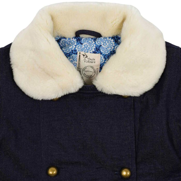 manteau en jean denim bleu foncé avec col et manche longueur ajustable en fausse fourrure beige. Marque Française en commerce équitable mode enfant de 2 à 16 ans