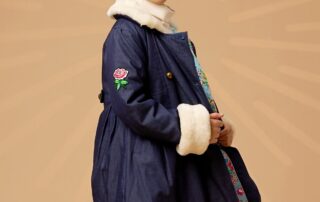 Craquez pour ce Manteau Long en Jean Denim et Fausse Fourrure Beige toute douce au col et aux poignets. Doublure en Coton Fleurie Bleu Turquoise Fleurs Rose Fuchsia. Manteau cintré à la taille, boutonnage croisé, martingalle dans le dos, manches qui se retournent aux poignets. Manteau pour fillette et fille de 2 à 16 ans de la marque de mode pour enfant LA FAUTE A VOLTAIRE