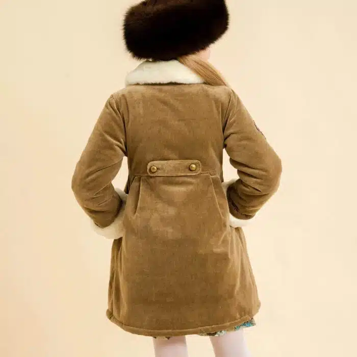 manteau long pour filles de 2 à 14 ans en velours beige avec col et manches longues ajustables en fausse fourrure blanc cassé. Mode enfant en commerce équitable LA FAUTE A VOLTAIRE