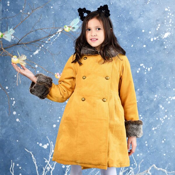 Manteau long et chaud pour petites filles en velours jaune moutarde, col et manches en fausse fourrure marron. Manches longueur ajustable