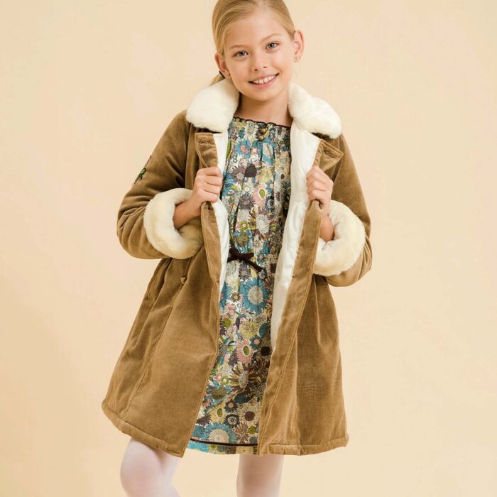 manteau long pour filles de 2 à 14 ans en velours beige avec col et manches longues ajustables en fausse fourrure blanc cassé. Mode enfant en commerce équitable LA FAUTE A VOLTAIRE