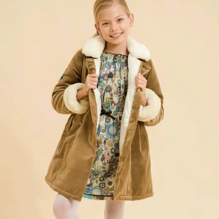Manteau long en velours beige taupe pour filles et fillettes de la marque de mode pour enfants LA FAUTE A VOLTAIRE