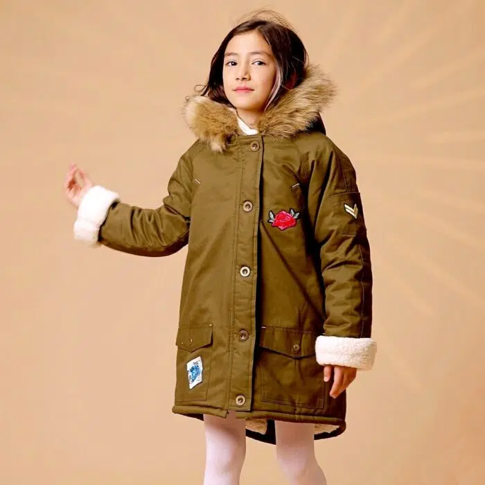 Une Magnifique Parka Chaude et Longue pour Fille. Originale et Tendance avec son Affiche pour la Défense des Animaux dans le Dos de la Marque de Mode chic pour Enfant La Faute à Voltaire.Une Magnifique Parka Chaude et Longue pour Fille. Originale et Tendance avec son Affiche pour la Défense des Animaux dans le Dos de la Marque de Mode chic pour Enfant La Faute à Voltaire.