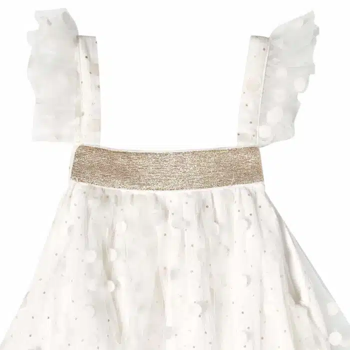 Une Magnifique Robe de cérémonie bohème Chic en voile Beige avec col carré à paillettes dorées, bretelles à volants, doublure en coton. Modèle Alizée de la marque de mode Française pour enfants LA FAUTE A VOLTAIRE