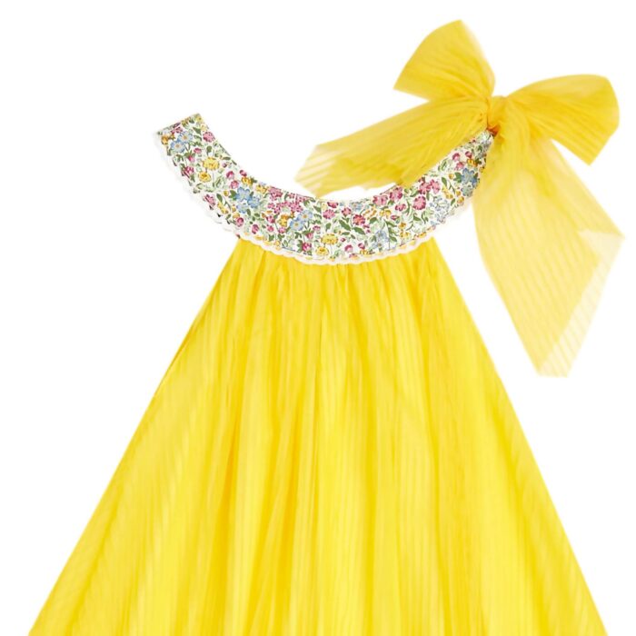 Jolie robe de cérémonie en voile jaune et col arrondi en coton fleuri lilas, jaune, noeud sur l'épaule. Tenue de robe de cortège pour filles et ados de 2 à 16 ans de la marque Française LA FAUTE A VOLTAIRE