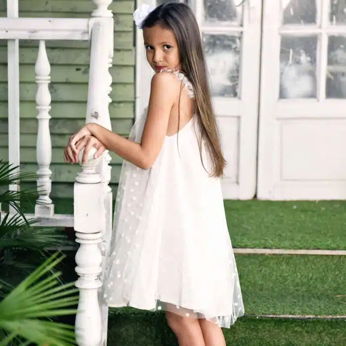 Une Magnifique Robe de cérémonie bohème Chic en voile Beige avec col carré à paillettes dorées, bretelles à volants, doublure en coton. Modèle Alizée de la marque de mode Française pour enfants LA FAUTE A VOLTAIRE
