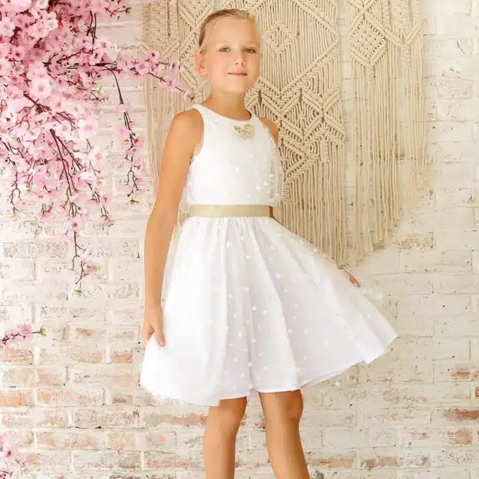 Parfaite pour tous les mariages et autres Cérémonie de l'été comme une Communion, Craquez pour cette Magnifique robe de cérémonie qui tourne à l'horizontal pour fille et fillette de 2 à 16 ans, de coupe patineuse, sans manche, en tulle blanche et ceinture dorée de la marque créateur Française mode pour enfant LA FAUTE A VOLTAIRE.