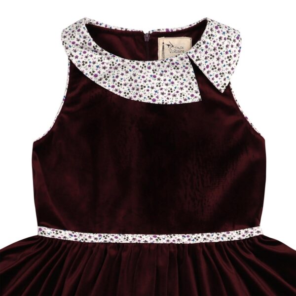 Dress that turns for little girls in burgundy plum velvet and Claudine collar in floral cotton liberty small violets and matching floral integrated belt. Design of the retro-chic fashion brand for children in fair trade LA FAUTE A VOLTAIRE