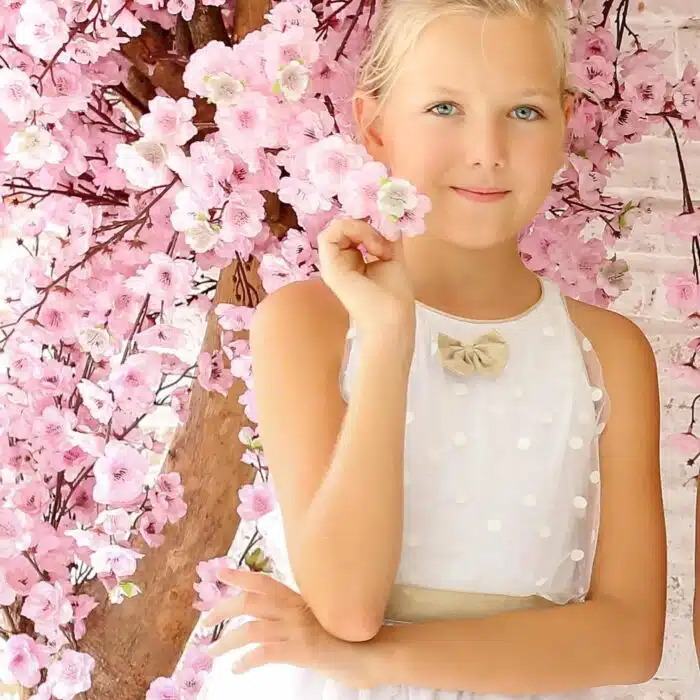 Parfaite pour tous les mariages et autres Cérémonie de l'été comme une Communion, Craquez pour cette Magnifique robe de cérémonie qui tourne à l'horizontal pour fille et fillette de 2 à 16 ans, de coupe patineuse, sans manche, en tulle blanche et ceinture dorée de la marque créateur Française mode pour enfant LA FAUTE A VOLTAIRE.