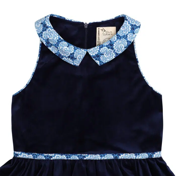 Cet hiver, craquez pour cette magnifique Robe qui tourne pour fille et fillette de 2 à 16 ans en velours bleu marine, sans manche et col Claudine fleuri bleu roi de la marque de mode pour enfants LA FAUTE A VOLTAIRE