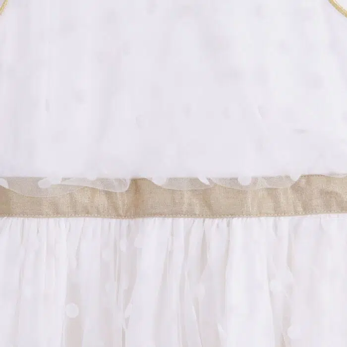 Une Magnifique Robe Qui Tourne de Cérémonie pour Fille et Fillettes en Tulle Blanc Cassé avec Ceinture Intégrée et noeud sur la poitrine en Lin Doré de la Marque de Mode pour Enfants Chics La Faute à Voltaire.