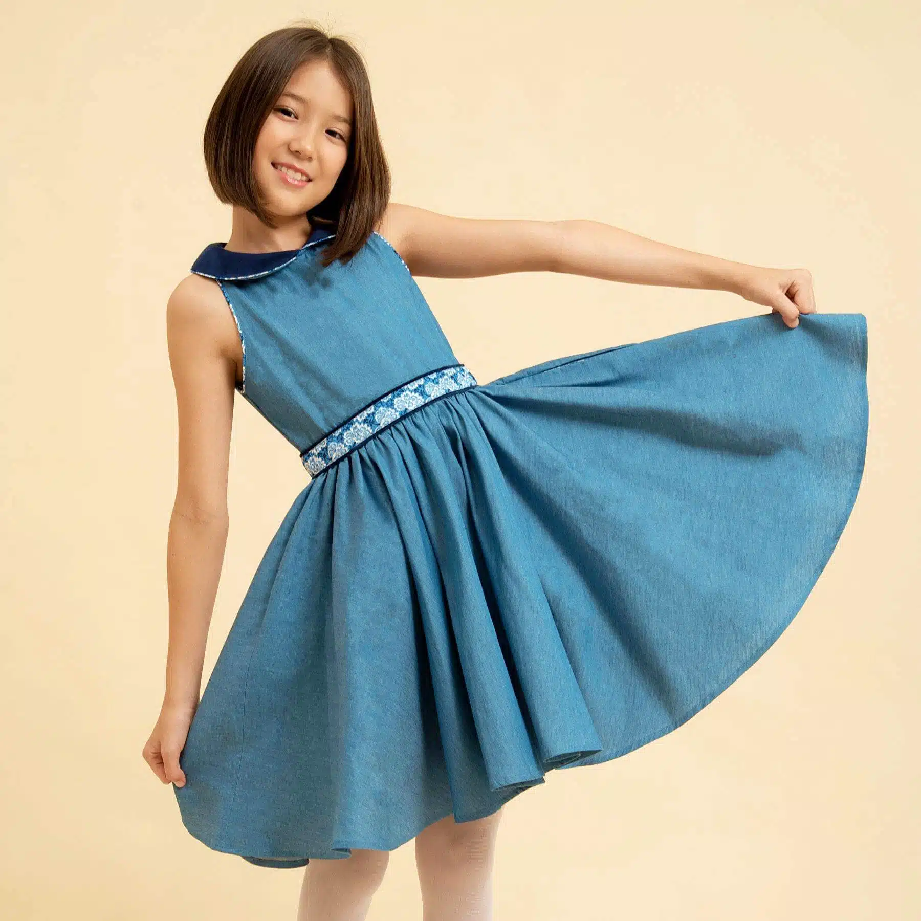femme-assise-a-la-robe-bleu-