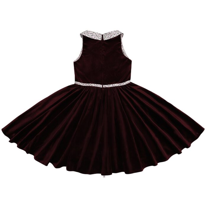 On Craque pour cette Magnifique Robe qui Tourne en Velours Millerais Couleur Bordeaux Prune pour Fille et Fillette de 2 à 16 ans. La Robe Patineuse Hepburn est une Robe Classique Chic qui Tourne à l'Horizontal. Avec son Col Claudine Fleuri Liberty à Petites Fleurs Violettes et sa Ceinture Intégrée Assortie, cette robe est Parfaite pour Tous l es grands Évènements de l'Automne et Hiver comme la Rentrée Scolaire, Noël ou les Mariages d'Automne ou Anniversaire en Famille. La Faute à Voltaire est une Marque de Vêtements Enfants Française Produite en Commerce Équitable depuis 2009.