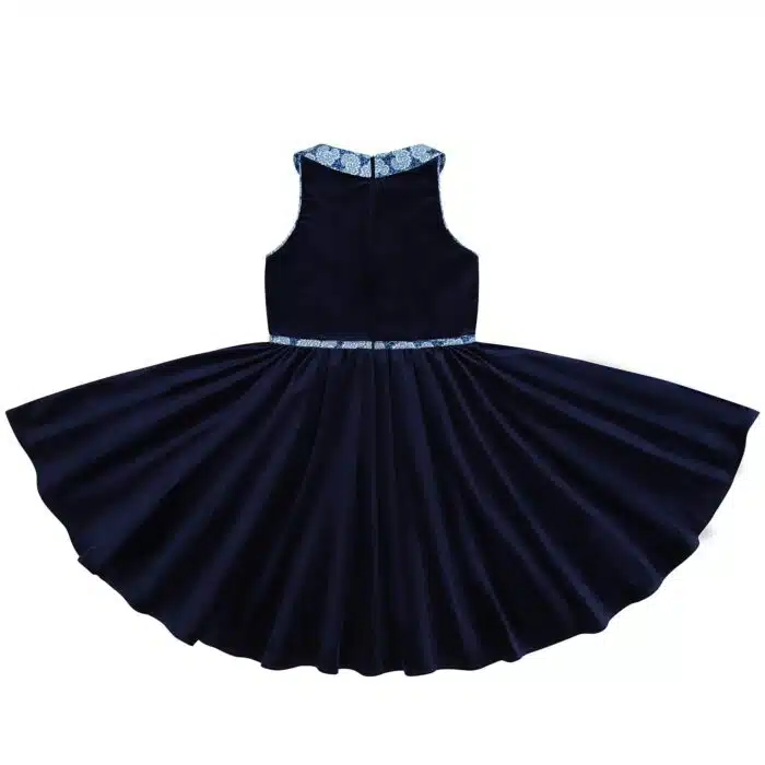 Cet hiver, craquez pour cette magnifique Robe qui tourne pour fille et fillette de 2 à 16 ans en velours bleu marine, sans manche et col Claudine fleuri bleu roi de la marque de mode pour enfants LA FAUTE A VOLTAIRE
