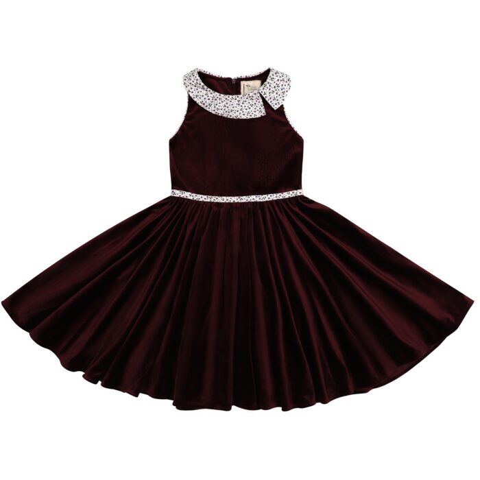 On Craque pour cette Magnifique Robe qui Tourne en Velours Millerais Couleur Bordeaux Prune pour Fille et Fillette de 2 à 16 ans. La Robe Patineuse Hepburn est une Robe Classique Chic qui Tourne à l'Horizontal. Avec son Col Claudine Fleuri Liberty à Petites Fleurs Violettes et sa Ceinture Intégrée Assortie, cette robe est Parfaite pour Tous l es grands Évènements de l'Automne et Hiver comme la Rentrée Scolaire, Noël ou les Mariages d'Automne ou Anniversaire en Famille. La Faute à Voltaire est une Marque de Vêtements Enfants Française Produite en Commerce Équitable depuis 2009.