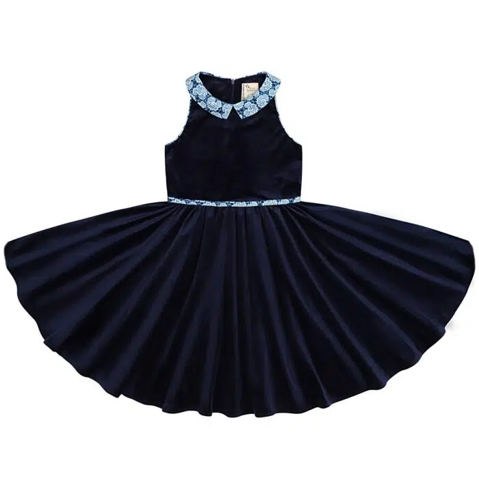 Cet hiver, craquez pour cette magnifique Robe qui tourne pour fille et fillette de 2 à 16 ans en velours bleu marine, sans manche et col Claudine fleuri bleu roi de la marque de mode pour enfants LA FAUTE A VOLTAIRE