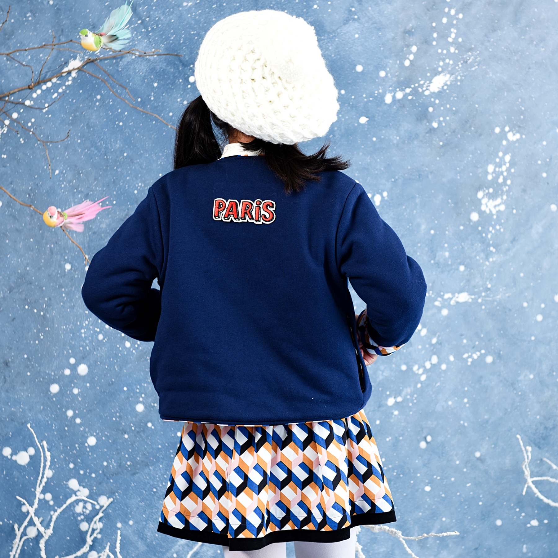 Jolie veste manche longue en molleton bleu marine doublée de coton multicolore avec écusson Paris dans le dos. Veste courte pour filles et fillettes dee la marque de mode pour enfants LA FAUTE A VOLTAIRE