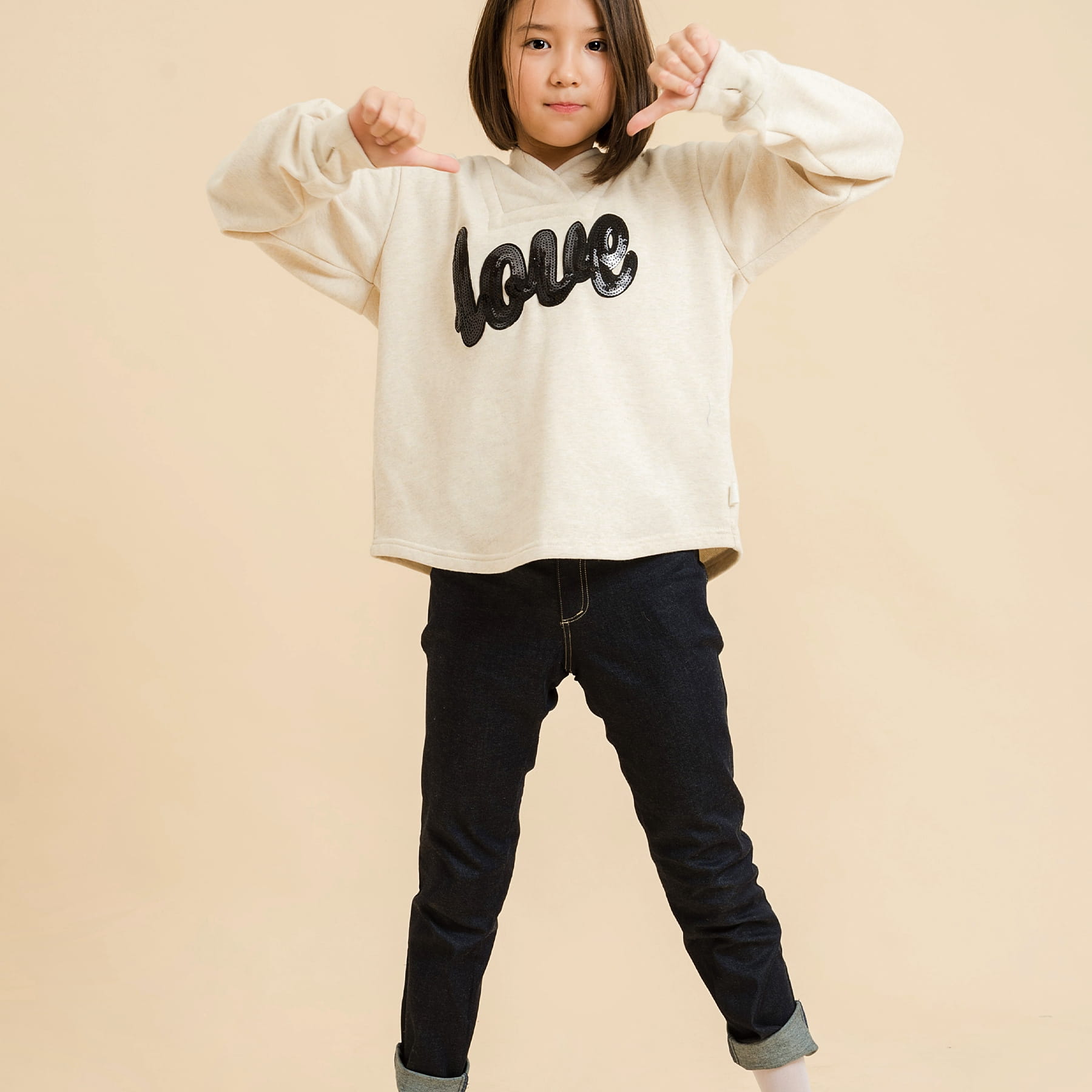 Phoro portée du jean bleu foncé Morgan, coupe slim en coton denim et élasthanne. Modèle mixte pour fille et garçon. Taille disponible du 2 au 16 ans.