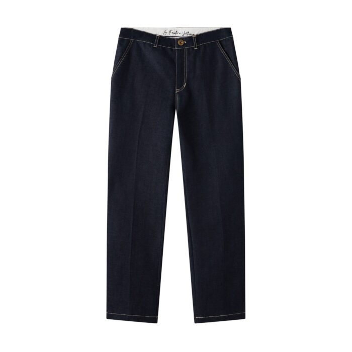 Un Élégant Pantalon Jeans Coupe Chino en Coton Denim Bleu Marine Foncé de la Marque de Mode Française Chic pour Enfant La Faute à Voltaire. Vous aimerez le Confort de la Coupe Chino Ample aux Cuisses et Resserré aux Chevilles pour les Garçons et Ados de 2 à 16 ans. Poches Raglans avec Double Surpiqûres Couleur Bronze. Évolutif avec son Élastique Intérieur qui permet d'Adapter la Largeur de la Taille. Ruban Décoratif Bleu, Blanc, Rouge à l'intérieur de la ceinture ainsi que de chaque côté de l'intérieur du bas du pantalon pour pouvoir le rouler vers l'extérieur si le pantalon est trop Long avec une petite Fantaisie.