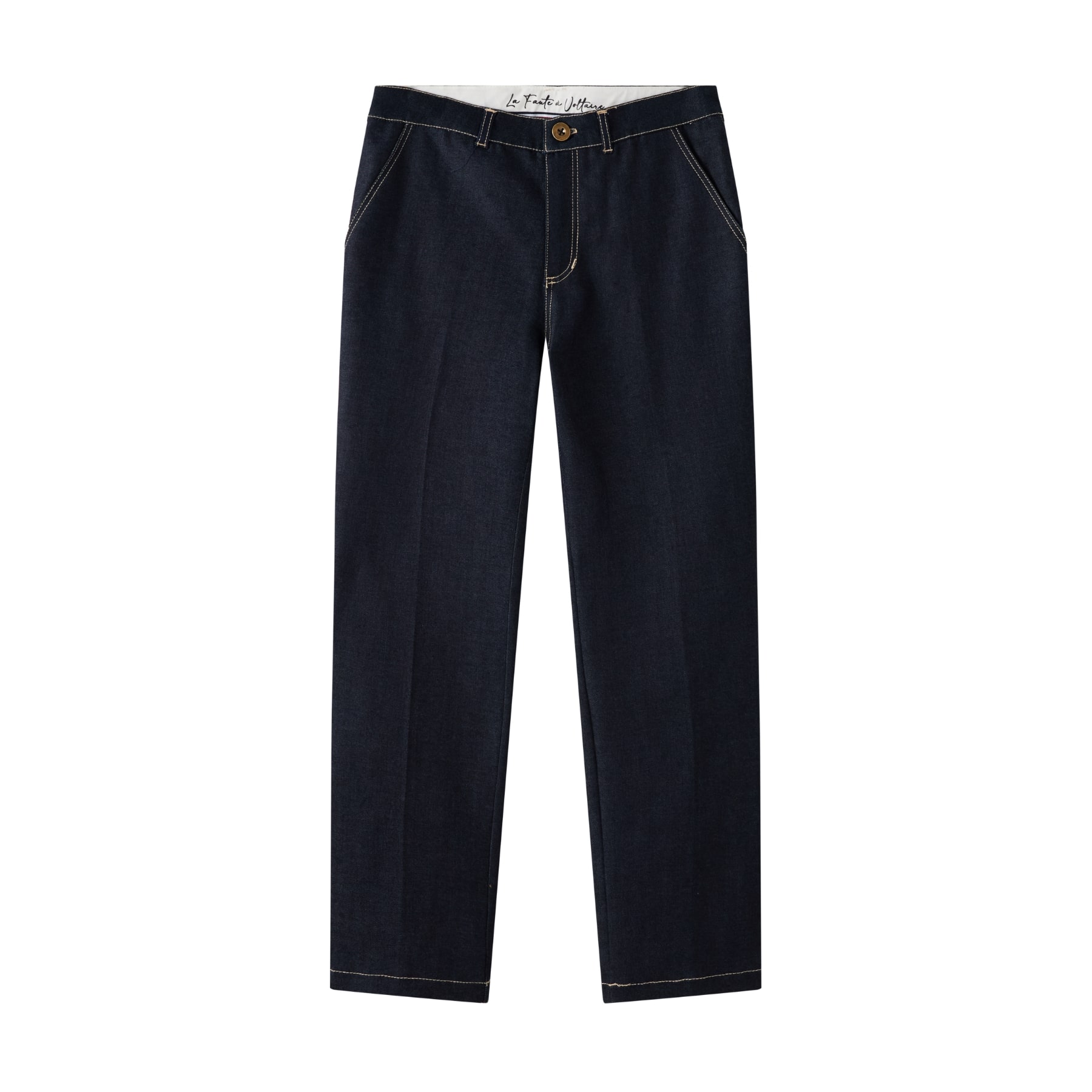Un Élégant Pantalon Jeans Coupe Chino en Coton Denim Bleu Marine Foncé de la Marque de Mode Française Chic pour Enfant La Faute à Voltaire. Vous aimerez le Confort de la Coupe Chino Ample aux Cuisses et Resserré aux Chevilles pour les Garçons et Ados de 2 à 16 ans. Poches Raglans avec Double Surpiqûres Couleur Bronze. Évolutif avec son Élastique Intérieur qui permet d'Adapter la Largeur de la Taille. Ruban Décoratif Bleu, Blanc, Rouge à l'intérieur de la ceinture ainsi que de chaque côté de l'intérieur du bas du pantalon pour pouvoir le rouler vers l'extérieur si le pantalon est trop Long avec une petite Fantaisie.