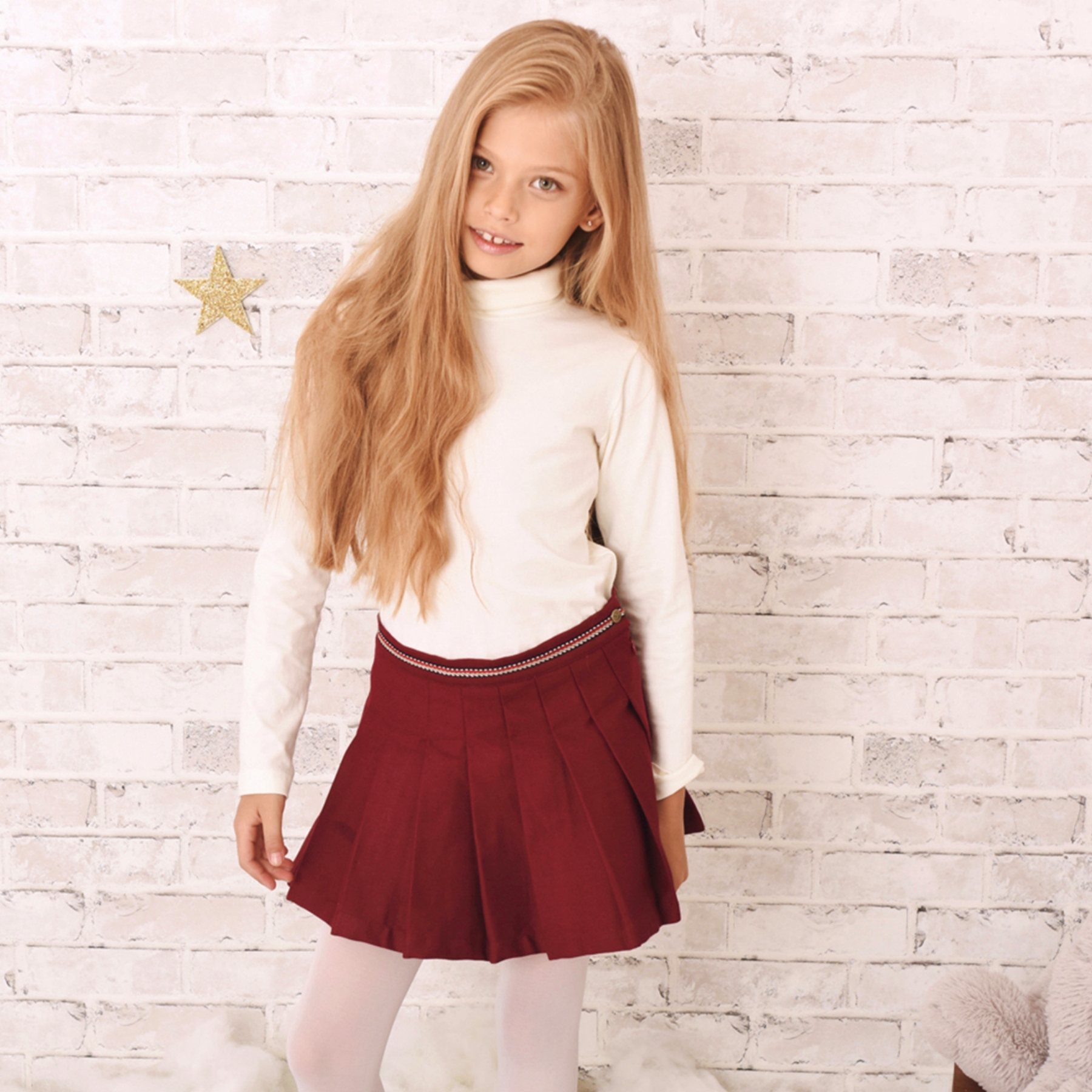 Une magnifique jupe plissée en coton gabardine couleur bordeaux prune pour fille et fillette de 2 à 12 ans de la marque de mode pour enfant Française LA FAUTE A VOLTAIRE