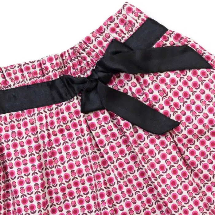 jolie jupe fleurie rose pour filles avec taille élastique et ruban de satin noir. Jupe chic et confortable pour filles et fillettes de la marque de mode pour enfant la faute a voltaire