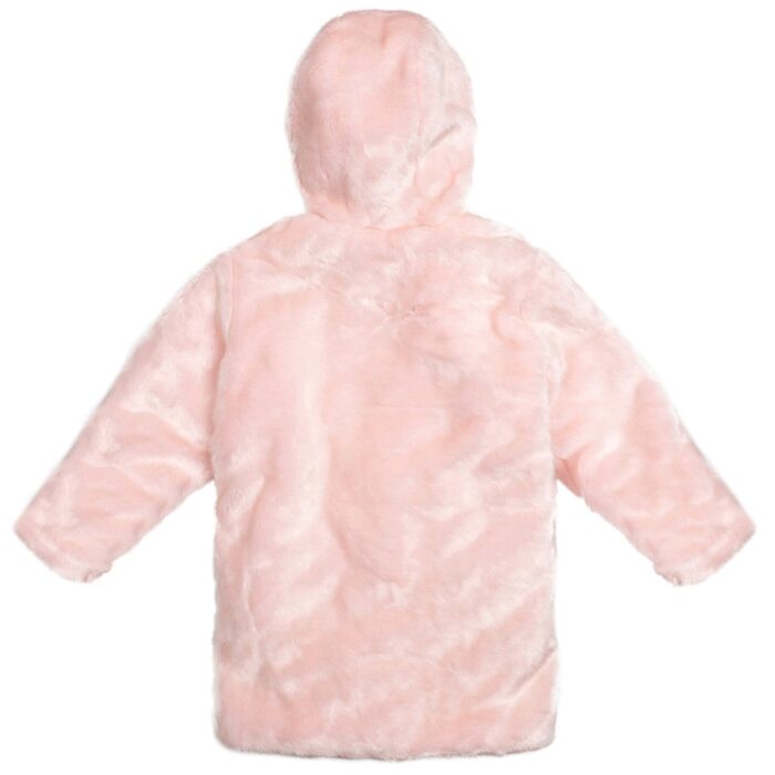 Manteau duffle-coat oversize en fausse fourrure rose pâle et grosse capuche de la marque de mode pour enfant rétro-chic en commerce équitable LA FAUTE A VOLTAIRE