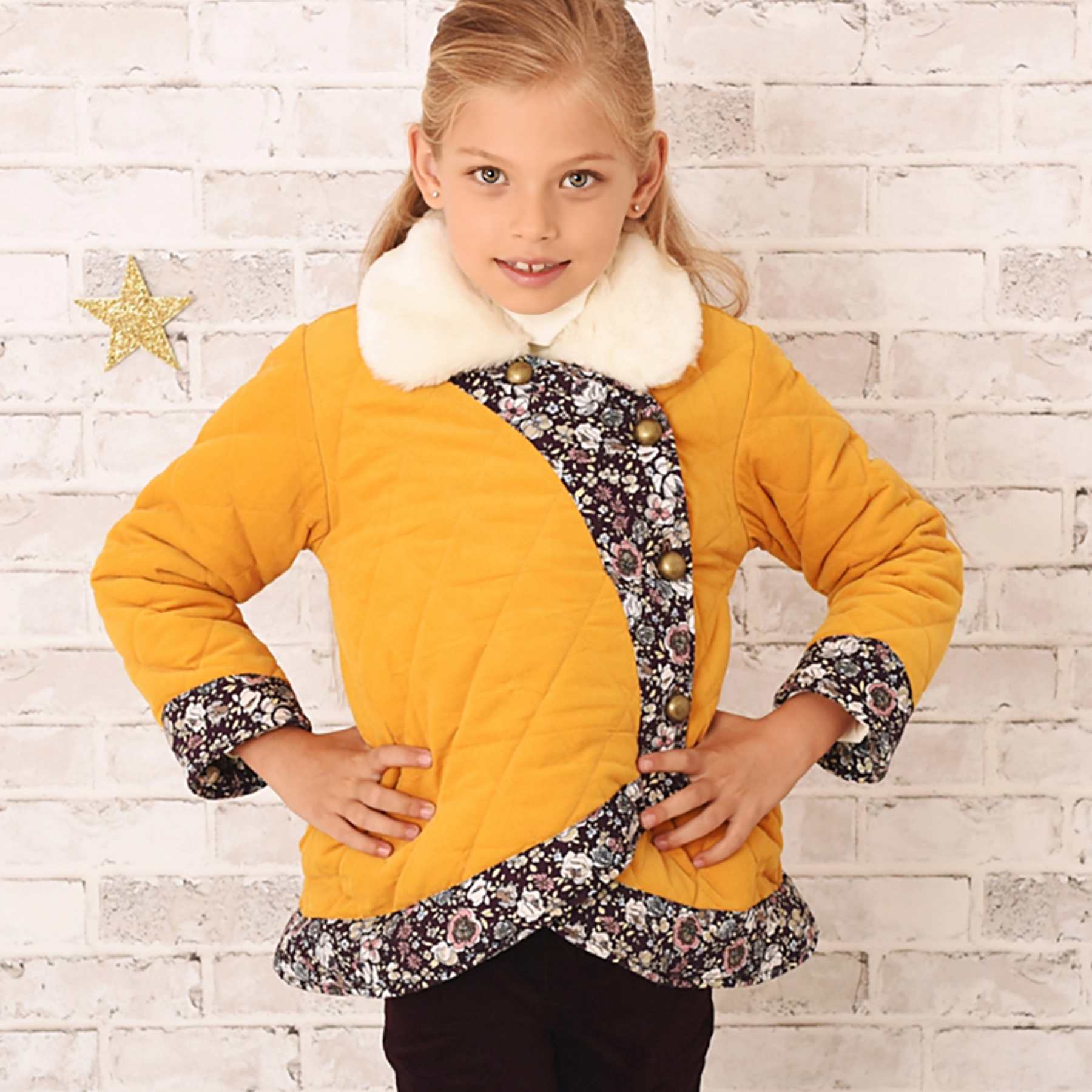 Manteau style kimono en velours jaune et col fausse fourrure beige et coton fleuri de la marque de mode pour enfant LA FAUTE A VOLTAIRE
