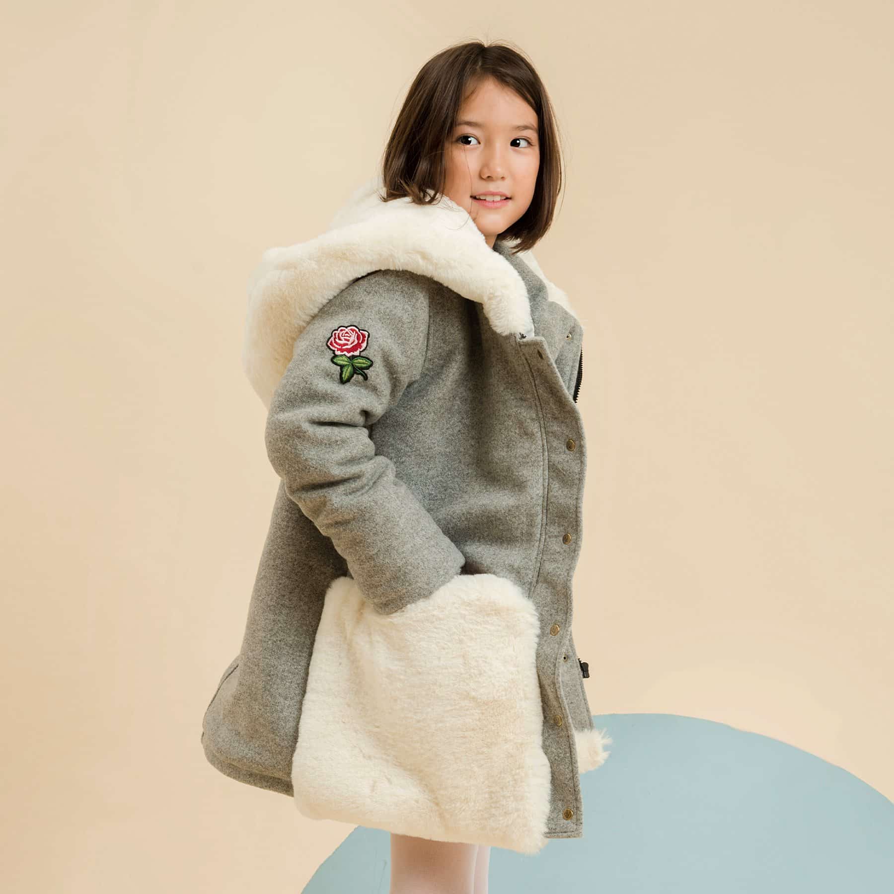 Manteau en laine gris avec grosse capuche en fausse fourrure blanche et poches en fausse fourrure blanche de la marque de mode pour enfants LA FAUTE A VOLTAIRE