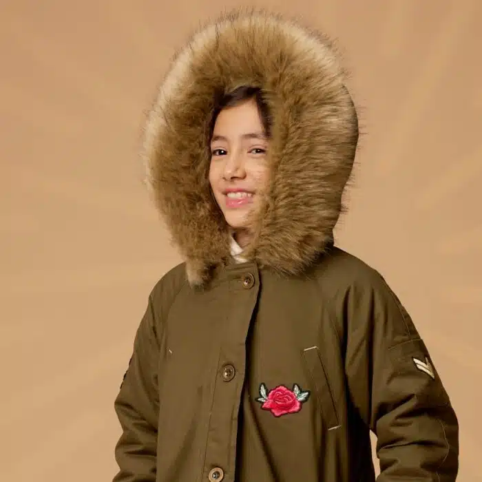 Une Magnifique Parka Chaude et Longue pour Fille. Originale et Tendance avec son Affiche pour la Défense des Animaux dans le Dos de la Marque de Mode chic pour Enfant La Faute à Voltaire.Une Magnifique Parka Chaude et Longue pour Fille. Originale et Tendance avec son Affiche pour la Défense des Animaux dans le Dos de la Marque de Mode chic pour Enfant La Faute à Voltaire.