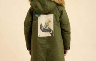 Découvrez les Sublimes Parka N3-B Tendances "Rock & Peace" et Rock & Love" pour Homme, Femme, Fille et Garçon. Du 2 au 16 ans pour la version Enfant et du XS AU XL pour la Version Adulte, Offrez en Cadeau de Noël une Parka Longue, Chaude, Stylée avec sa Grosse Capuche Doublée et ses Écussons.