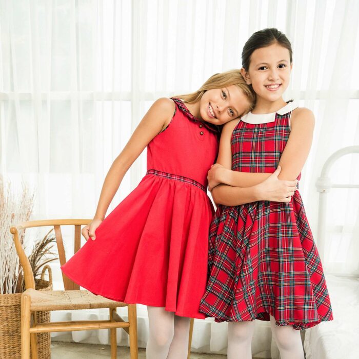 Jolie robe de Noël qui tourne en carreaux tartan rouge et col blanc, sans manche, pour filles et fillettes de la marque de mode pour enfant LA FAUTE A VOLTAIRE