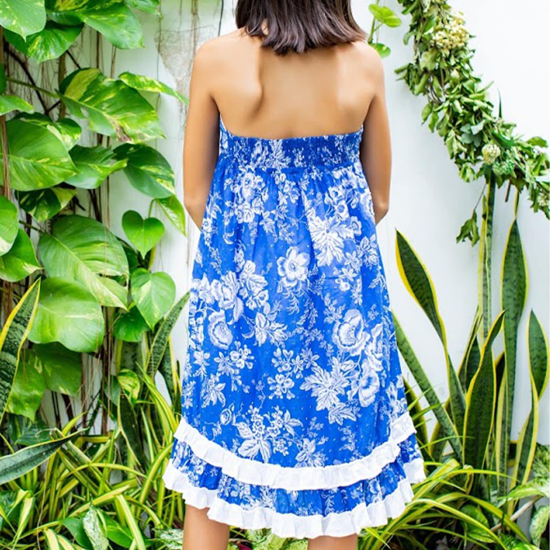 Royal blue and white floral print summer dress, V-neck with straps around the neck trimmed with white lace, midi length with double row of white ruffles. Midi length dress with royal blue flowers for girls. and teenagers of the children's fashion brand LA FAUTE A VOLTAIRE
