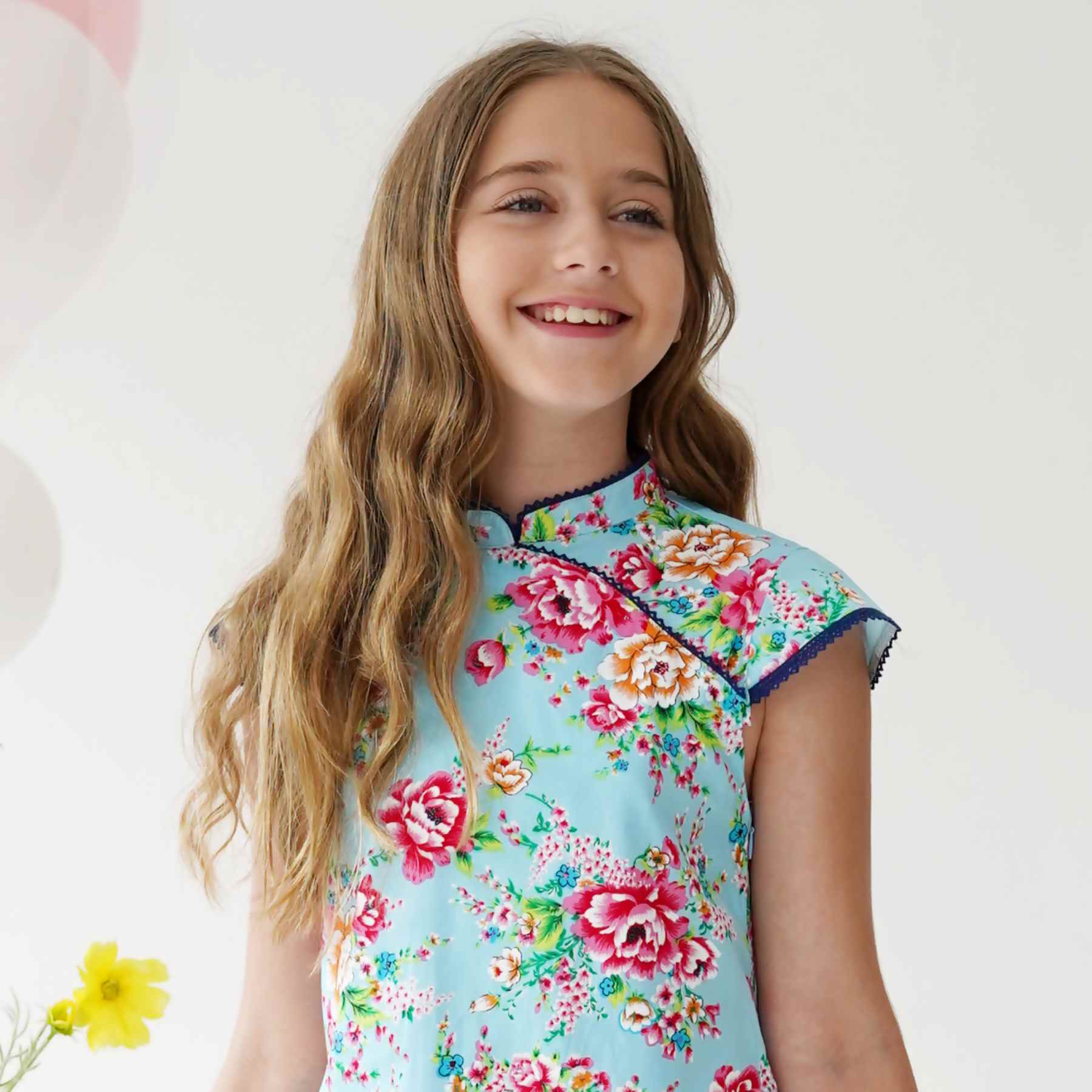 Une Magnifique Robe Chinoise Bleu Turquoise et Rose Fuchsia pour Fille, Fillette et Ado avec Col Mao et Manches Courtes Bordées de Fine Dentelle Anglaise Bleu Marine de la Marque de Mode pour Enfants La Faute à Voltaire.