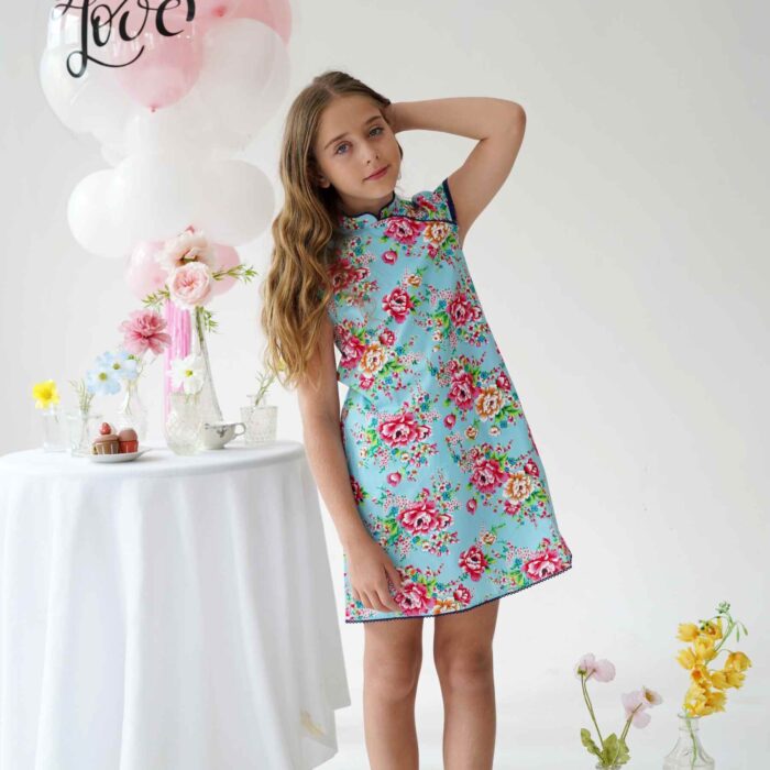 Une Magnifique Robe Chinoise Bleu Turquoise et Rose Fuchsia pour Fille, Fillette et Ado avec Col Mao et Manches Courtes Bordées de Fine Dentelle Anglaise Bleu Marine de la Marque de Mode pour Enfants La Faute à Voltaire.
