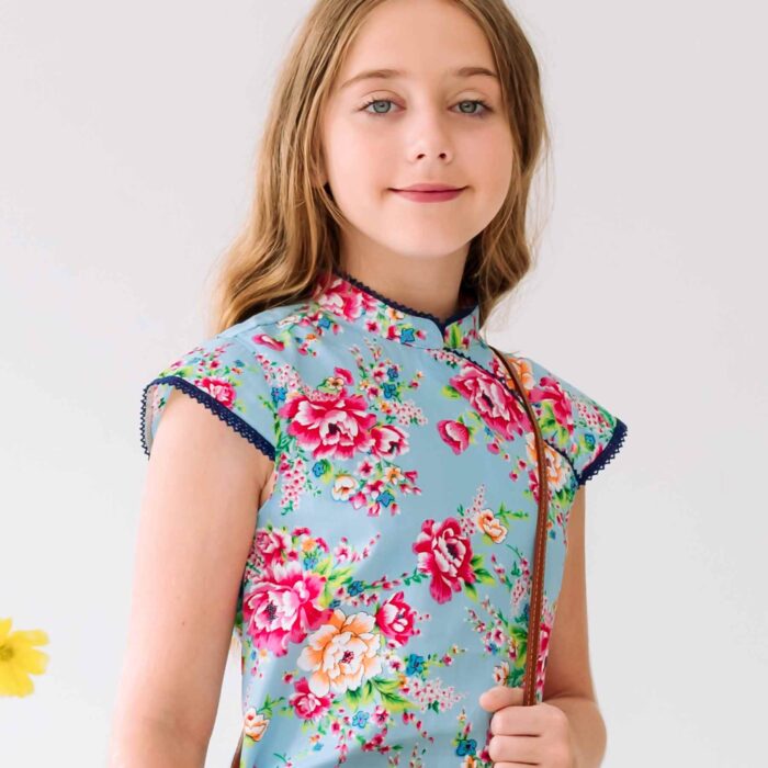 Une Magnifique Robe Chinoise Bleu Turquoise et Rose Fuchsia pour Fille, Fillette et Ado avec Col Mao et Manches Courtes Bordées de Fine Dentelle Anglaise Bleu Marine de la Marque de Mode Française chic pour Enfants La Faute à Voltaire.