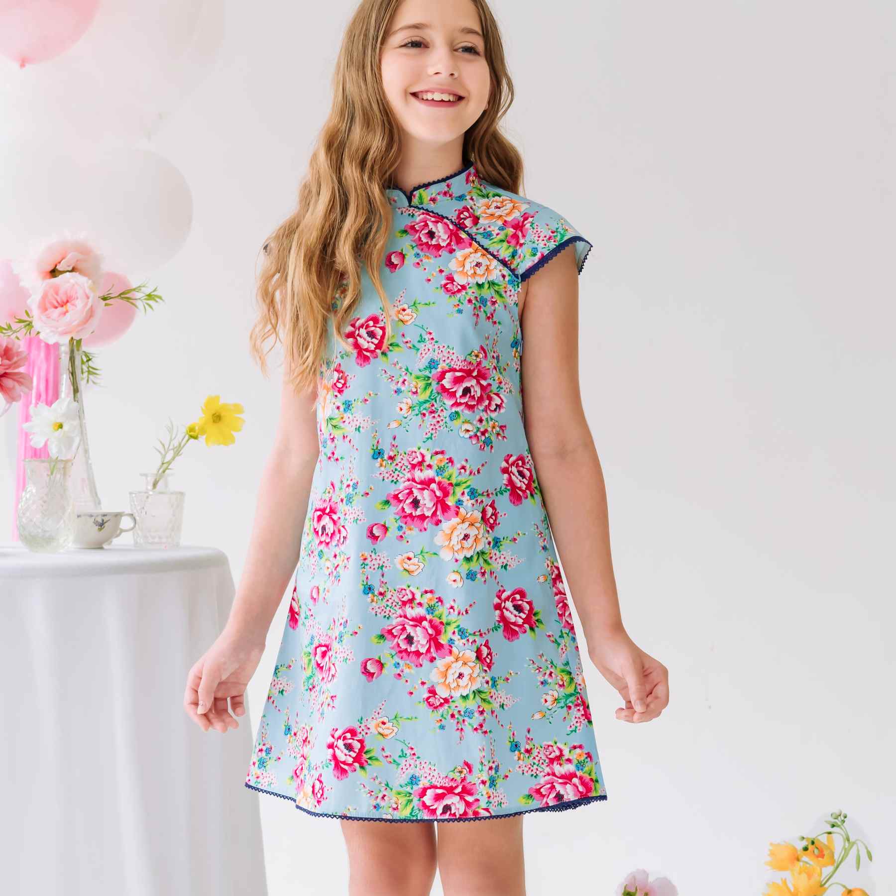 Une Magnifique Robe Chinoise Bleu Turquoise et Rose Fuchsia pour Fille, Fillette et Ado avec Col Mao et Manches Courtes Bordées de Fine Dentelle Anglaise Bleu Marine de la Marque de Mode Française chic pour Enfants La Faute à Voltaire.