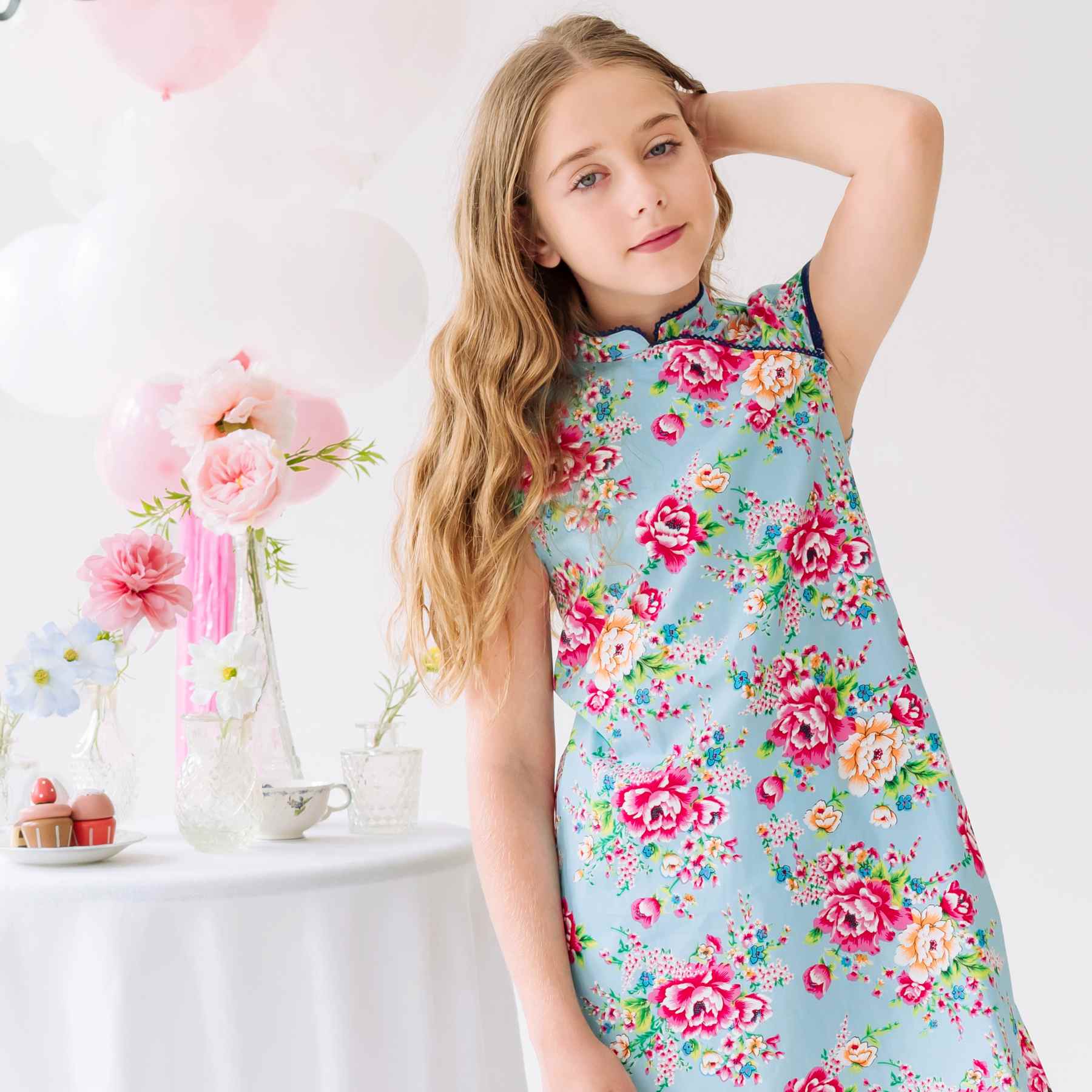 Une Magnifique Robe Chinoise Bleu Turquoise et Rose Fuchsia pour Fille, Fillette et Ado avec Col Mao et Manches Courtes Bordées de Fine Dentelle Anglaise Bleu Marine de la Marque de Mode Française chic pour Enfants La Faute à Voltaire.