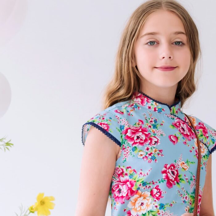 Offrez cette Magnifique Robe Chinoise à Col Mao et Manches Courtes Coupées en biais en Coton Bleu Turquoise Fleuri Rose Fuchsia pour Filles, Fillettes et Ados de 2 à 16 ans. Délicate Dentelle Bleu Marine sur les emmanchures, l'encolure et le bas de la Robe. Modèle Annam de la Marque de Mode Française pour Enfants produite en Commerce Équitable La Faute à Voltaire.
