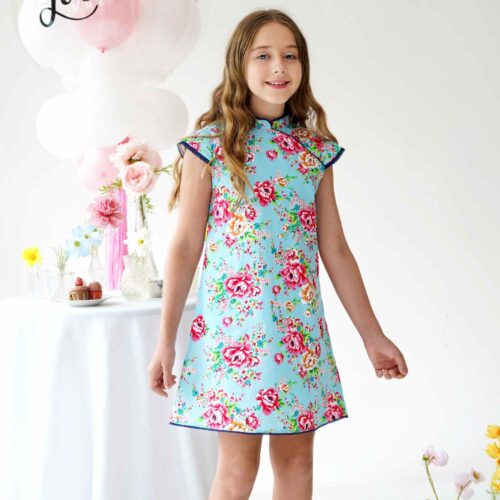 Une Magnifique Robe Chinoise Bleu Turquoise et Rose Fuchsia pour Fille, Fillette et Ado avec Col Mao et Manches Courtes Bordées de Fine Dentelle Anglaise Bleu Marine de la Marque de Mode pour Enfants La Faute à Voltaire.