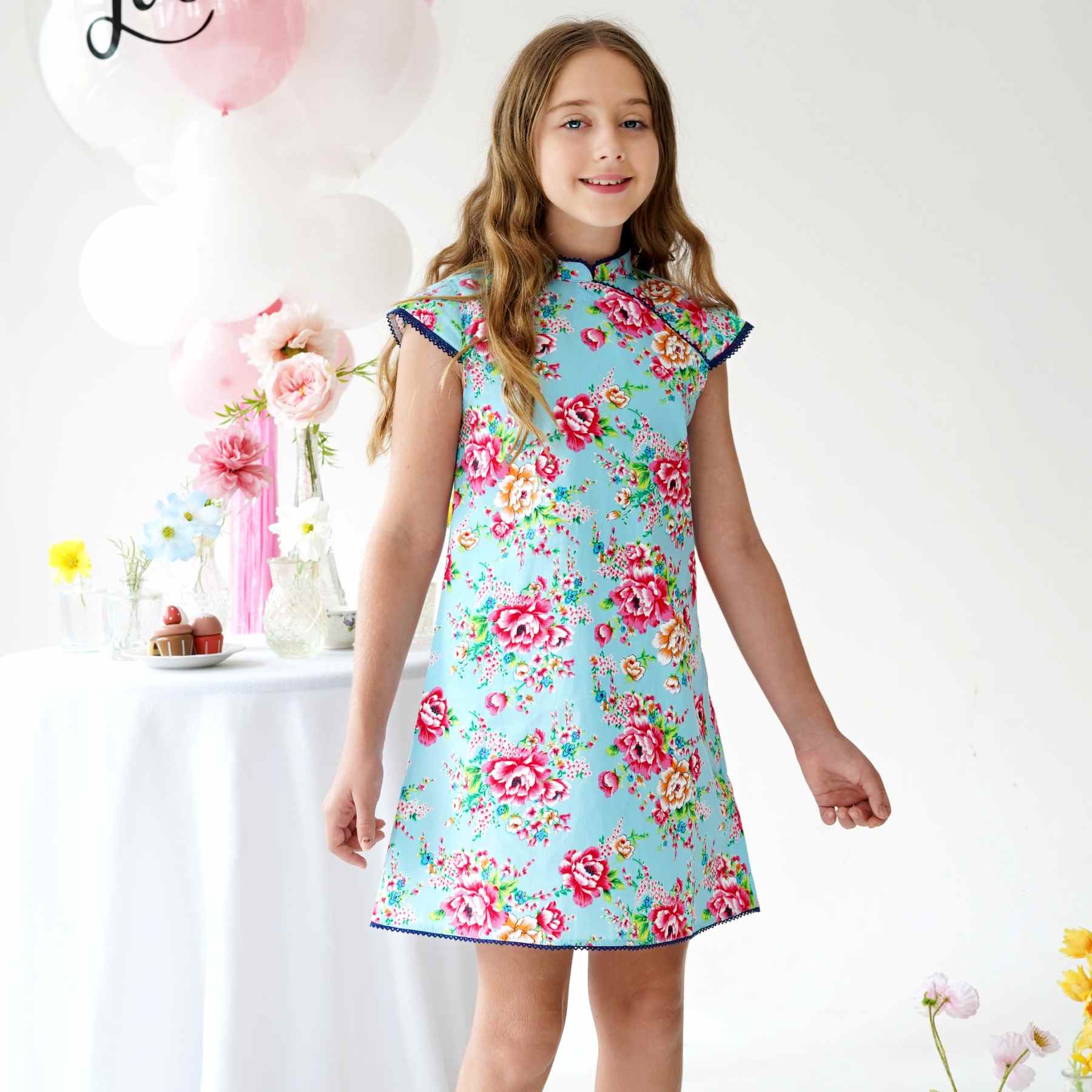 Une Magnifique Robe Chinoise Bleu Turquoise et Rose Fuchsia pour Fille, Fillette et Ado avec Col Mao et Manches Courtes Bordées de Fine Dentelle Anglaise Bleu Marine de la Marque de Mode pour Enfants La Faute à Voltaire.