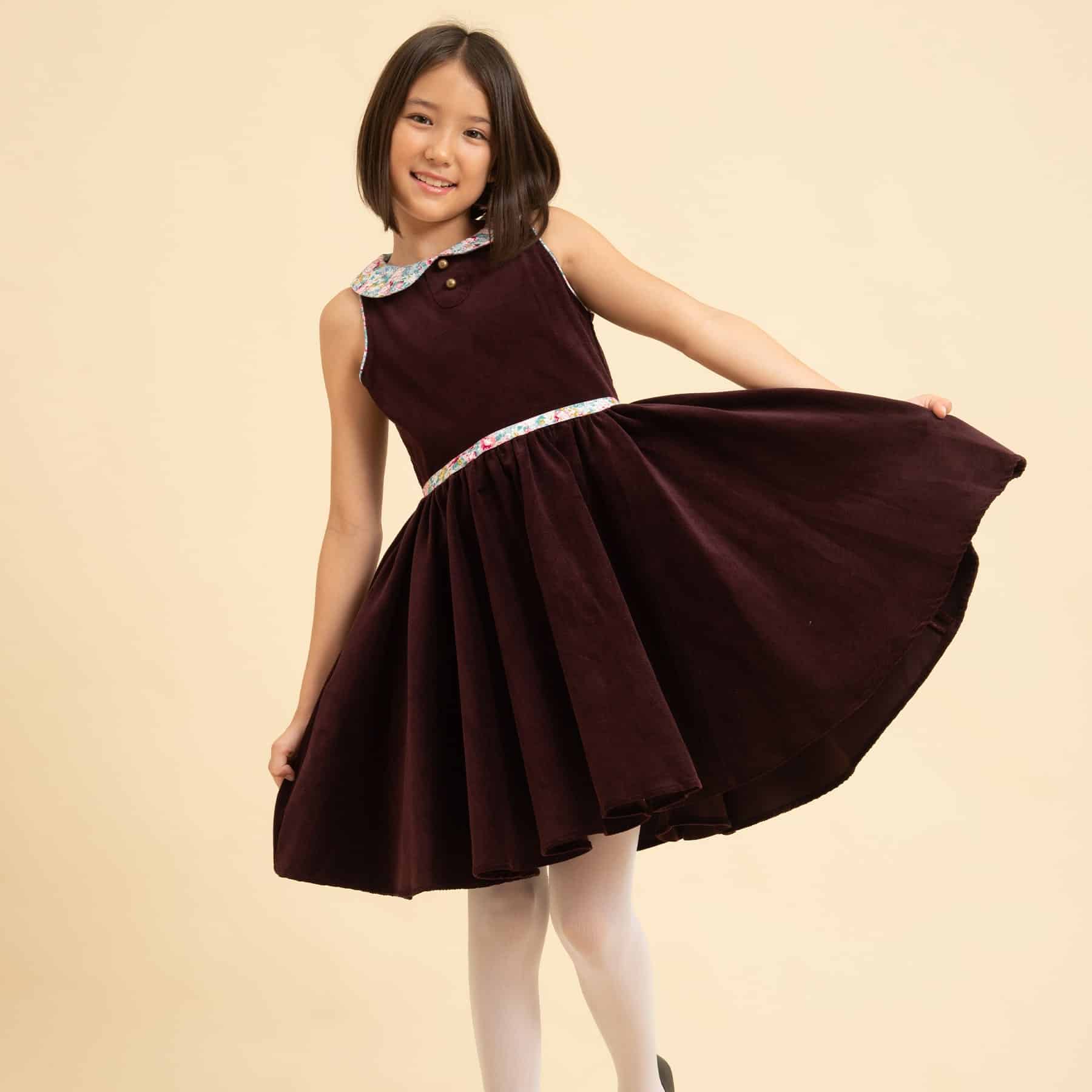 Pretty dress that turns for girls and girls. in eggplant velvet with pale pink flowered Claudine collar from the children's fashion brand la faute à voltaire