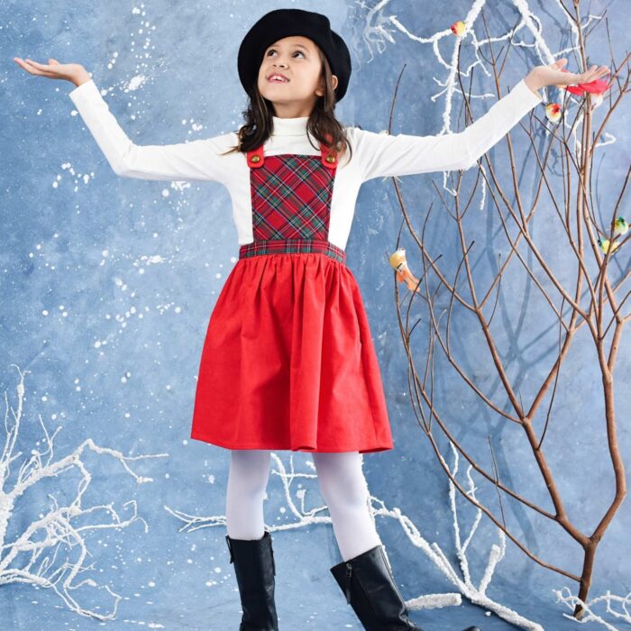 Une Adorable Robe de Noël pour Fille façon Salopette avec Bretelles Ajustables. Très Originale en Velours Rouge en Bas et Plastron Avant en Carreaux Tartan Rouge et Vert. Très Confortable avec Taille Élastique. Modèle Spécial Fêtes de Noël pour Enfant de la Marque de Mode pour Enfant La Faute à Voltaire.